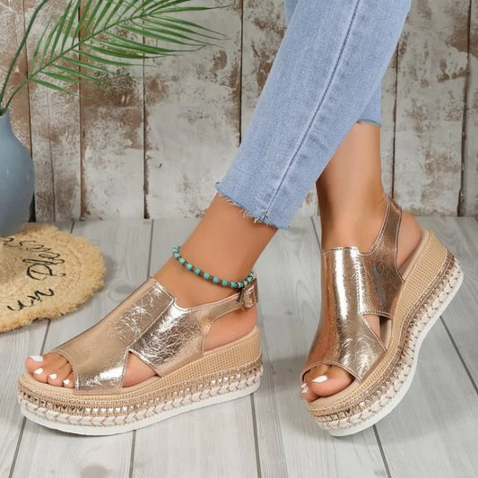 Dalia – Sandalias con cuña trenzada y encanto artesanal
